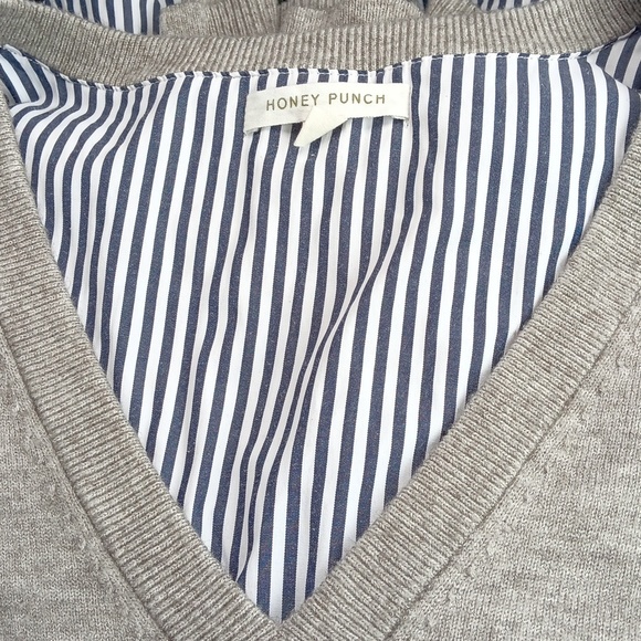 Honey Punch Women’s Size L Stripe Gray Pullover Sweater V-Neck Nautical Layer - Picture 8 of 10